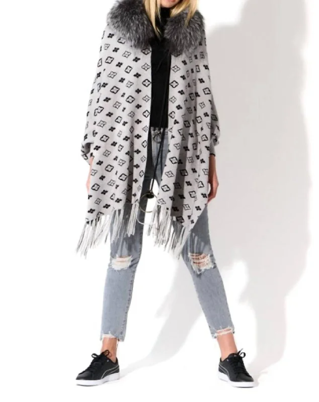 Women's Romantic Outfit Clover Logo Cape With Fur Collar In Grey