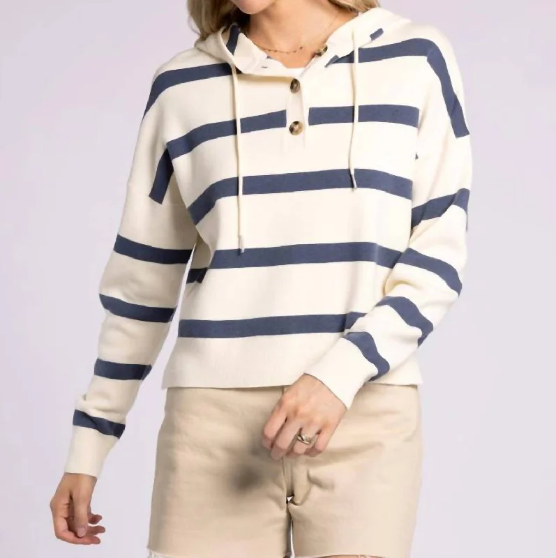 Elegant Contour Brighton Top In White Blue